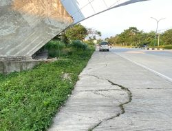 Jalan Cor Beton di Depan ITERA Ambrul, Padahal Baru Dibangun 2023