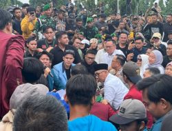 Bukan Barikade! Gubernur Lampung Pilih Duduk di Tengah Massa