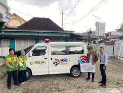 BRI Kanca Teluk Betung Serahkan Bantuan Ambulans BRI Peduli