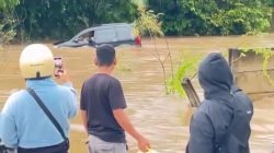 Mobil Terseret Arus Banjir di Kota Baru Akibat Hujan Ekstrem