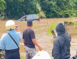 Mobil Terseret Arus Banjir di Kota Baru Akibat Hujan Ekstrem