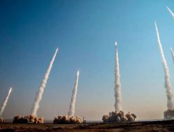 Rudal Iran Bombardir Tel Aviv Api Berkobar di Bandara Ben Gurion