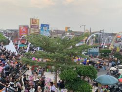 Warga Padati Alun-alun Karawang Saksikan Kirab Mahkota Binokasih Sanghyang Pake