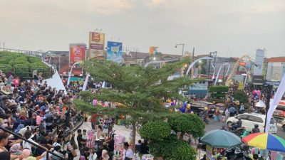 Warga Padati Alun-alun Karawang Saksikan Kirab Mahkota Binokasih Sanghyang Pake
