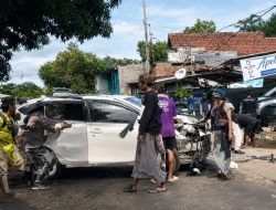 Diduga mengantuk, Mobil Sigra Tabrak Apotek