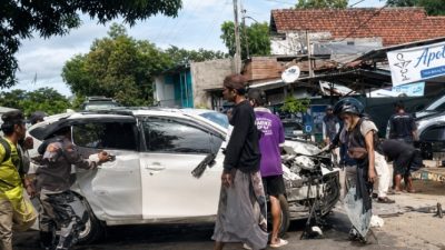 Diduga mengantuk, Mobil Sigra Tabrak Apotek