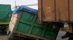 Diduga Jalan Ambles, Truk Terperosok di Gading Rejo