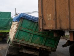 Diduga Jalan Ambles, Truk Terperosok di Gading Rejo