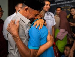 Tangis Pecah, Kakek Mujiran Akhirnya Bebas